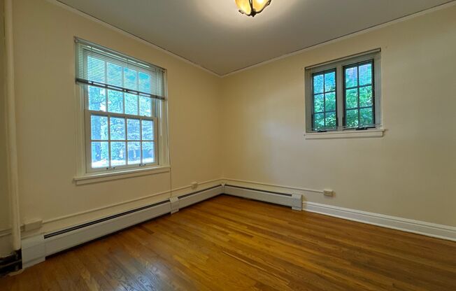 1 bed, 1 bath, 605 sqft, $1,250, Unit B-12