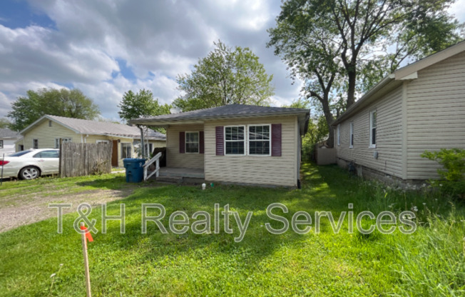 1023 S WORTH AVE