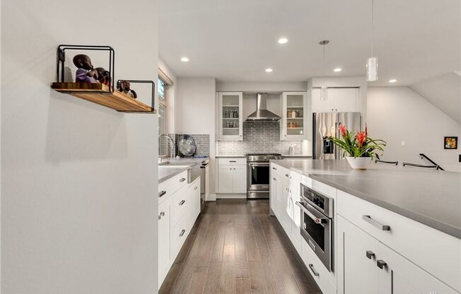 Stunning modern townhome 3 bedroom 3 bath Bellevue Microsoft area