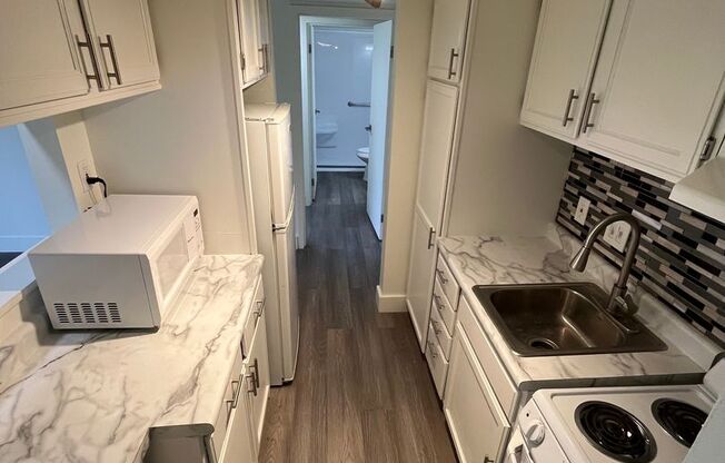 1 bed, 1.5 baths, 850 sqft, $1,395, Unit 132W