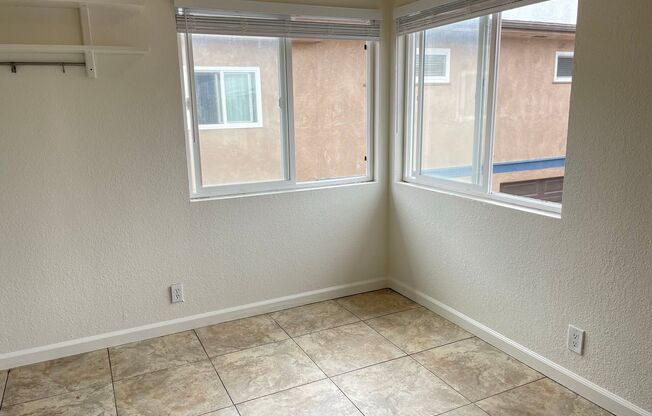 LOCATION LOCATION LOCATION!!! Oceanside Beach close Apartment