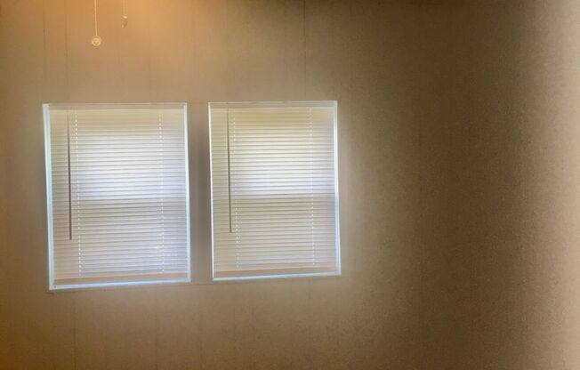 Cute 2 Bed/1 Bath HOUSE w/ yard!!