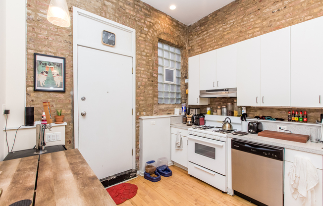 Enormous Wicker Park 1 bedroom! Former Candy Store! Blue Line! Central Air