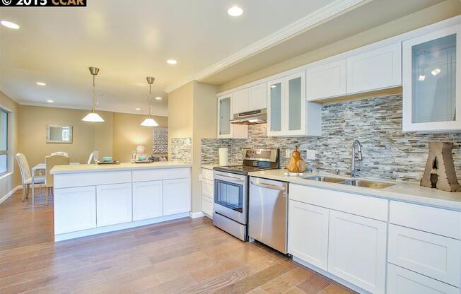 Gorgeous, Massive, 1BR/1BA, Fully Updated, 1000sqft+, A+++ Location, Parking Included