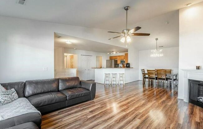 GORGEOUS COMMERCE TOWNSHIP 2 BED/2 BATH MOVE IN READY CONDO!
