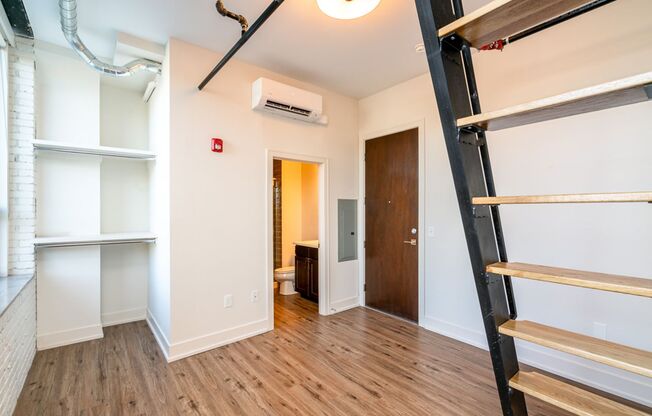 Studio, 1 bath, $1,000, Unit 875 Michigan Ave Apt. 305