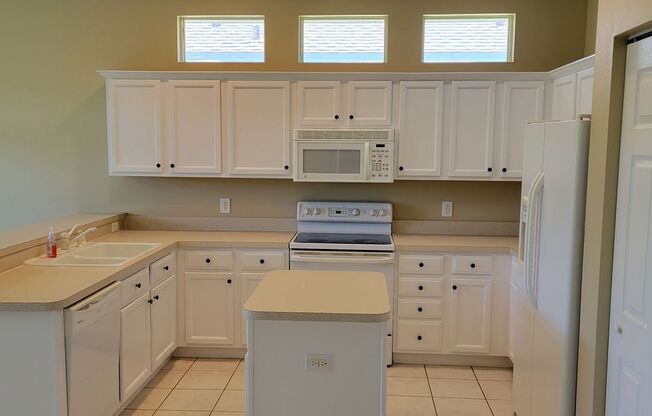 Annual unfurnished 3/2 SFH in Bradenton with water and golf course view