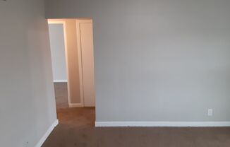 2 beds, 1 bath, 700 sqft, $850, Unit 5D