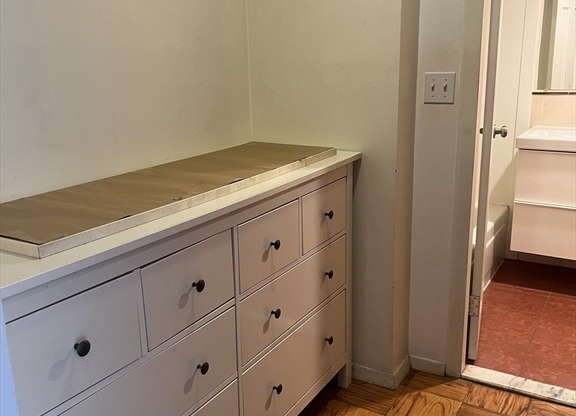 Studio, 1 bath, 636 sqft, $2,750, Unit 8P