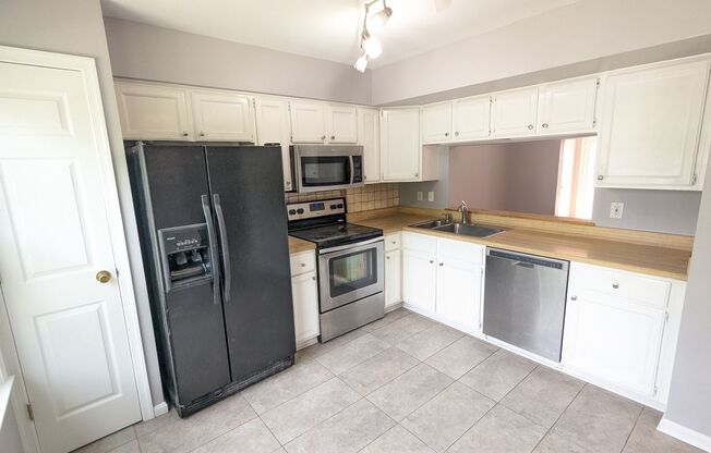 Beautifully maintained townhouse in Tuscarora School District ready for your family!