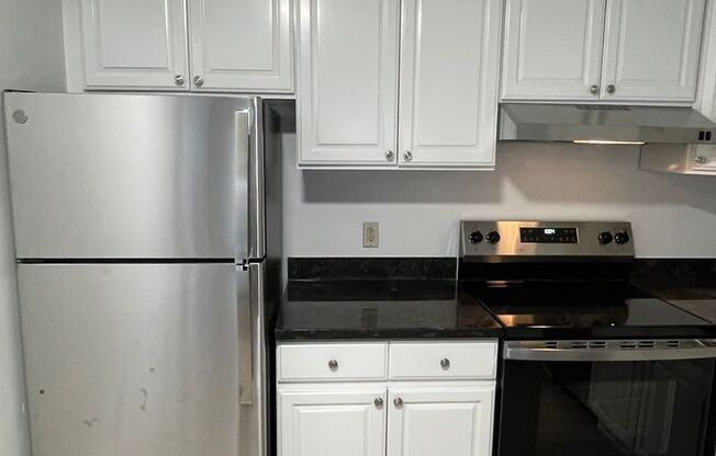 2 beds, 1 bath, $2,300, Unit 11