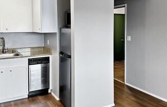 1 bed, 1 bath, $1,300, Unit 9