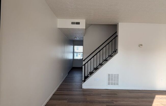 2 beds, 1 bath, 885 sqft, $1,150, Unit 678