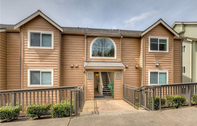 Sterling Heights @ Factoria New Castle area - 1 bedroom 1 bathroom condo with Carport - Available October 2025!