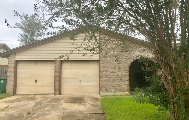 3bd Home with fenced yard & wet bar In Briargate, Missouri City.