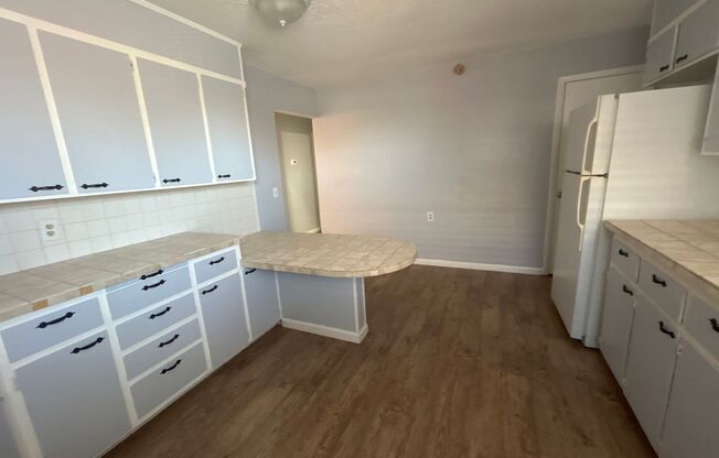 3 beds, 1 bath, 1,172 sqft, $1,000, Unit G:1921-1