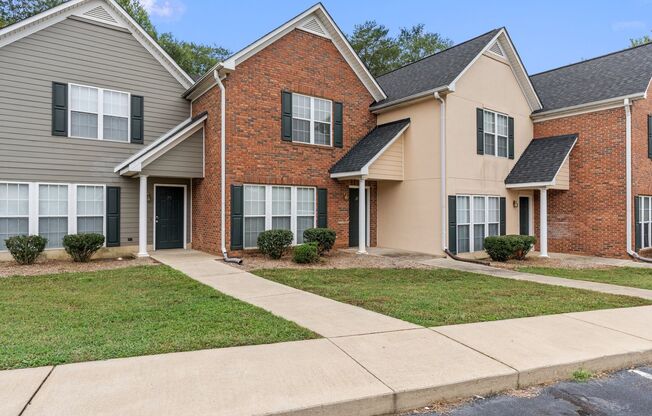 Freshly Renovated 2 BR, 2.5 BA Townhome Centrally Located between Downtown Greenville & Spartanburg