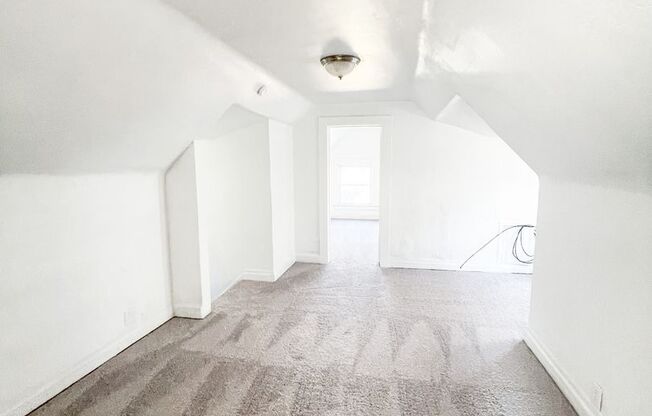 3 beds, 1 bath, $1,600, Unit Apt 2