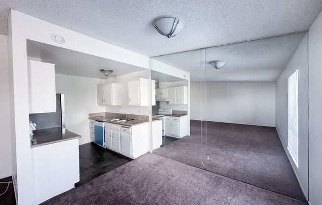 Sunny Spacious Upstairs Condo in Gated Bldg w/Pool by Highland Elementary School