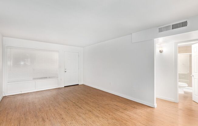 2 beds, 1 bath, 850 sqft, $1,550, Unit 37