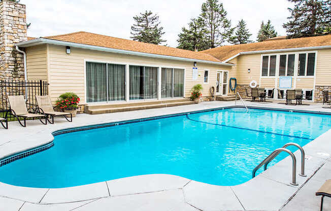 The Pines of Burnsville - Outdoor Pool