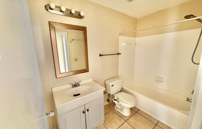 2 beds, 1 bath, $1,495, Unit r2550n3103