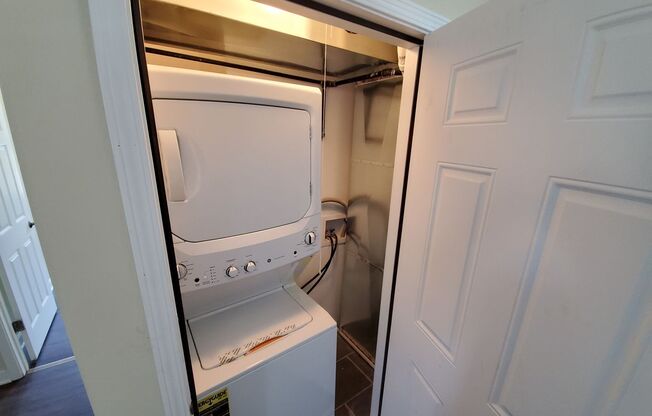 2 beds, 2 baths, $1,600, Unit 3R