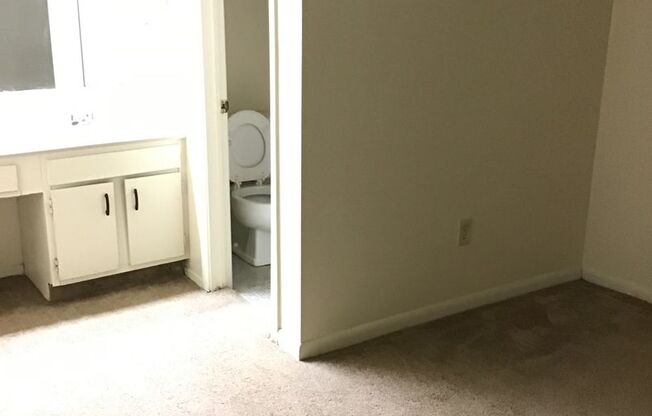 2 beds, 2 baths, 995 sqft, $800, Unit 14