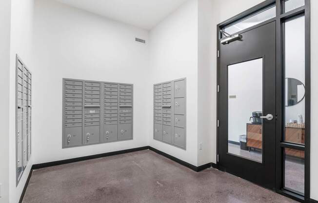 24-Hour Indoor Mail Room