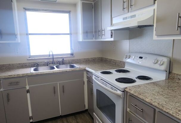 2 beds, 1 bath, $1,595