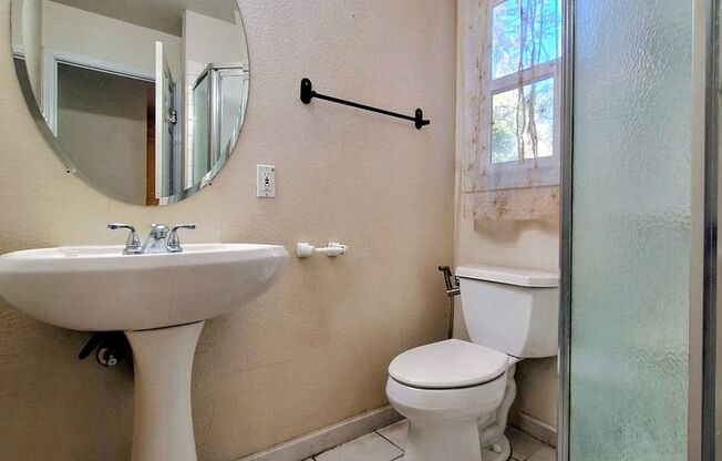 Charming 3bd Single Story House w/Attached Garage