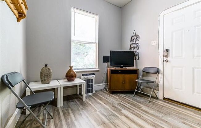 Updated 2-Bedroom Duplex in Bishop Arts – Private Yard + Washer/Dryer! Bishop Arts District