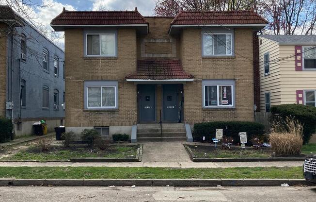 1927 W RIV DR