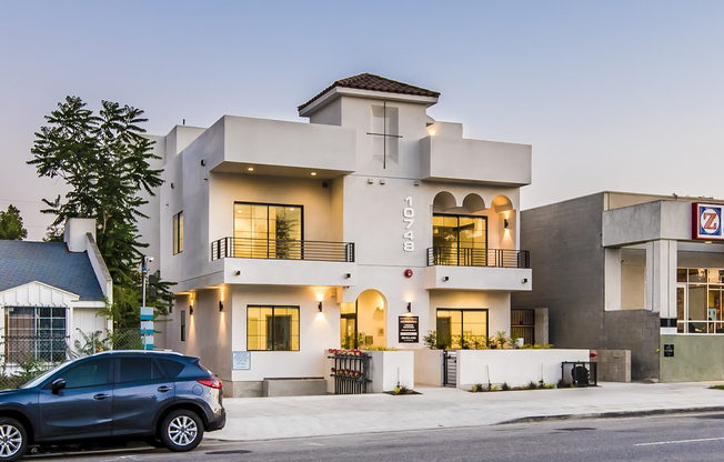 Come home to these Modern Townhouse in Toluca Lake!
