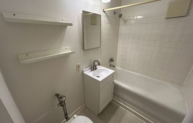 1 bed, 1 bath, $995, Unit 33