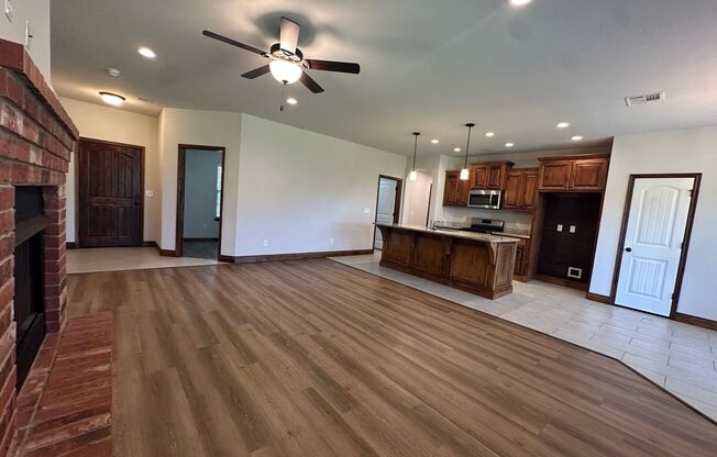 4 Bedroom 2 Bath 2 Car Garage Yukon *Mustang Schools*