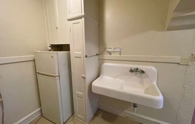 Studio, 1 bath, $850, Unit 4