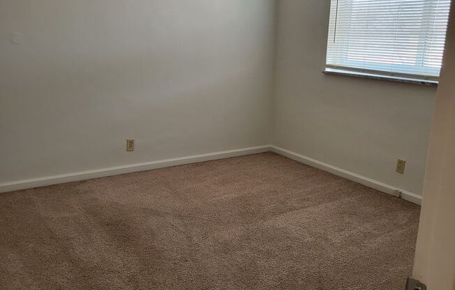 2 beds, 1 bath, 900 sqft, $970, Unit 05240-2