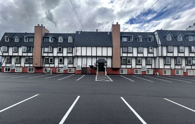 the building where the hotel is located at Kings Court, Anchorage ? 