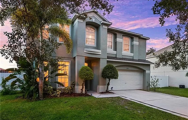 Beautiful water-view 5 bedrooms single family in Hunters Creek!