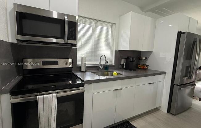 6825 NW 5 CT