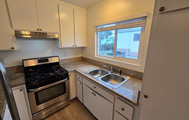 1 bed, 1 bath, $1,800, Unit 09