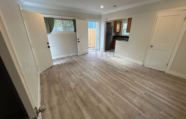 ***Charming Studio Cottage in South Park - Available NOW***