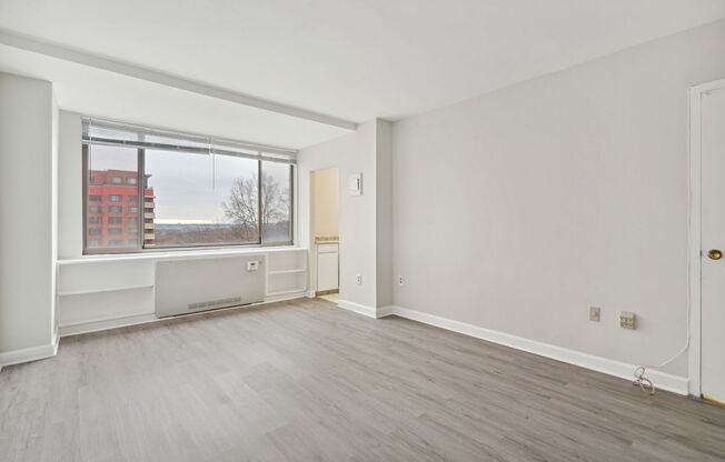 Spacious & Bright Studio at River Place West