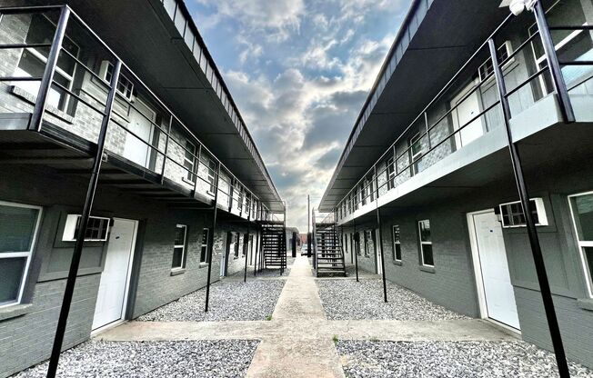 2 beds, 1 bath, 700 sqft, $725, Unit APT 4