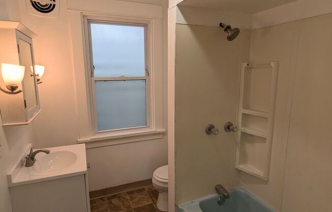 3 beds, 1 bath, $1,100