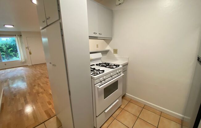 1 bed, 1 bath, 425 sqft, $2,050, Unit 01