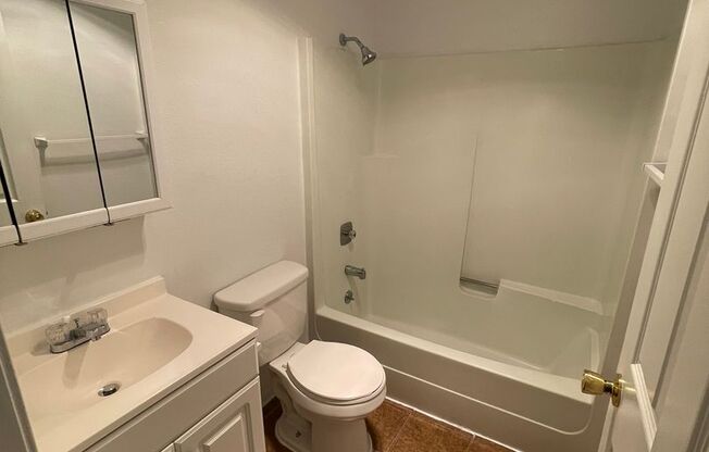 2 beds, 1 bath, 850 sqft, $1,749, Unit B-24