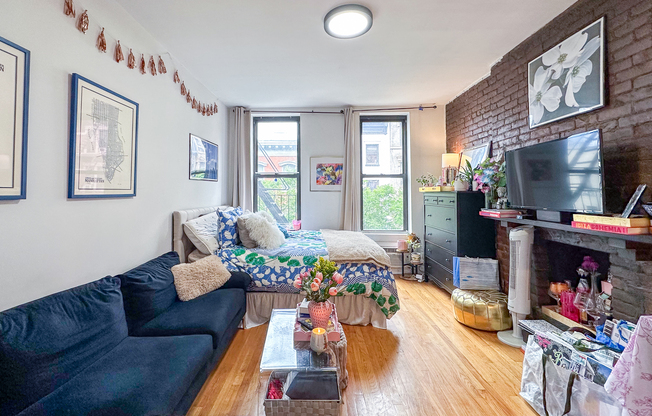 238 W 20 ST