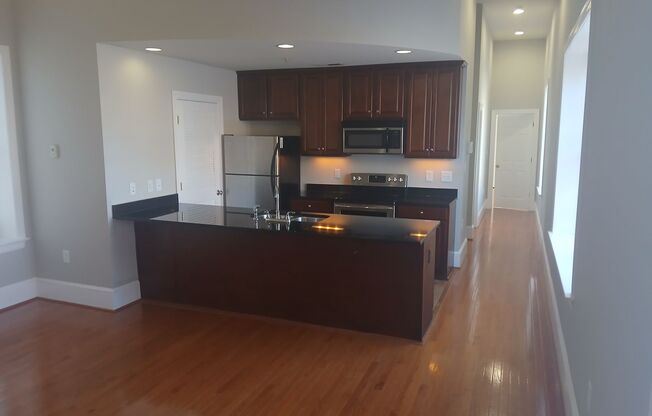 2 beds, 2 baths, 850 sqft, $1,695, Unit Apt #B